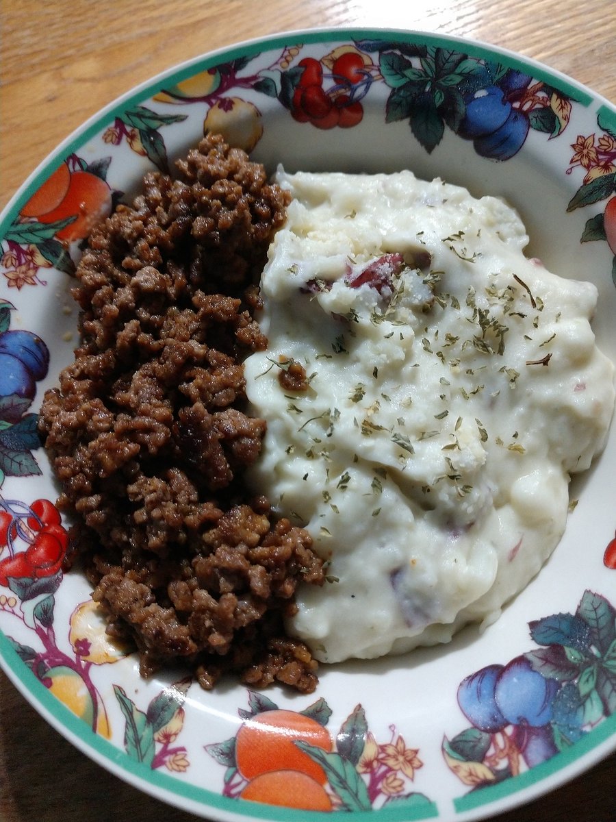 HappyTee_'s tweet photo. It's not too bad, and it's edible so no complaints! 😁 #foodporn #garlicmashed #redpotatoes #hamburgercrumble https://t.co/gtRfobZD78