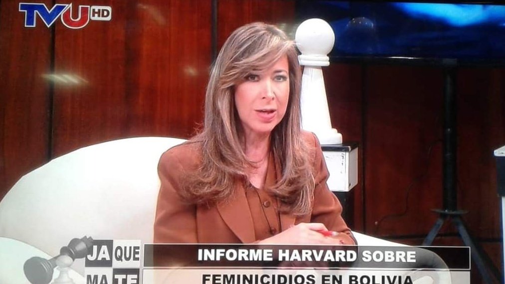 XimenaGalarza's tweet photo. #ThomasBecker de la Clínica de Derechos Humanos de la Universidad de Harvard en Jaque Mate TVU. junto a su equipo y familiares de victimas,  presentó un adelanto del informe sobre Feminicidio en #Bolivia. https://t.co/jjc4O9LGKb