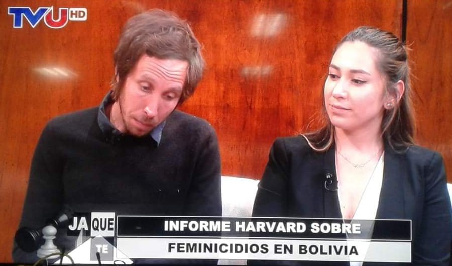 XimenaGalarza's tweet photo. #ThomasBecker de la Clínica de Derechos Humanos de la Universidad de Harvard en Jaque Mate TVU. junto a su equipo y familiares de victimas,  presentó un adelanto del informe sobre Feminicidio en #Bolivia. https://t.co/jjc4O9LGKb