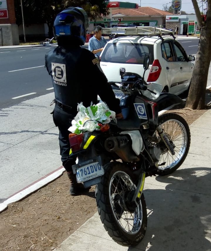 EncuentroGuate's tweet photo. Este agente de seguridad esta cometiendo delito electoral, retirando propaganda de nuestros candidatos. Esa propaganda es permitida por TSE. Estará al servicio de alguien? https://t.co/jokgyuyYMd