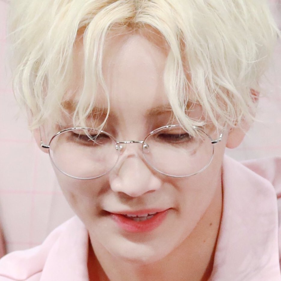 jeonghan with glasses is so ㅠㅠ