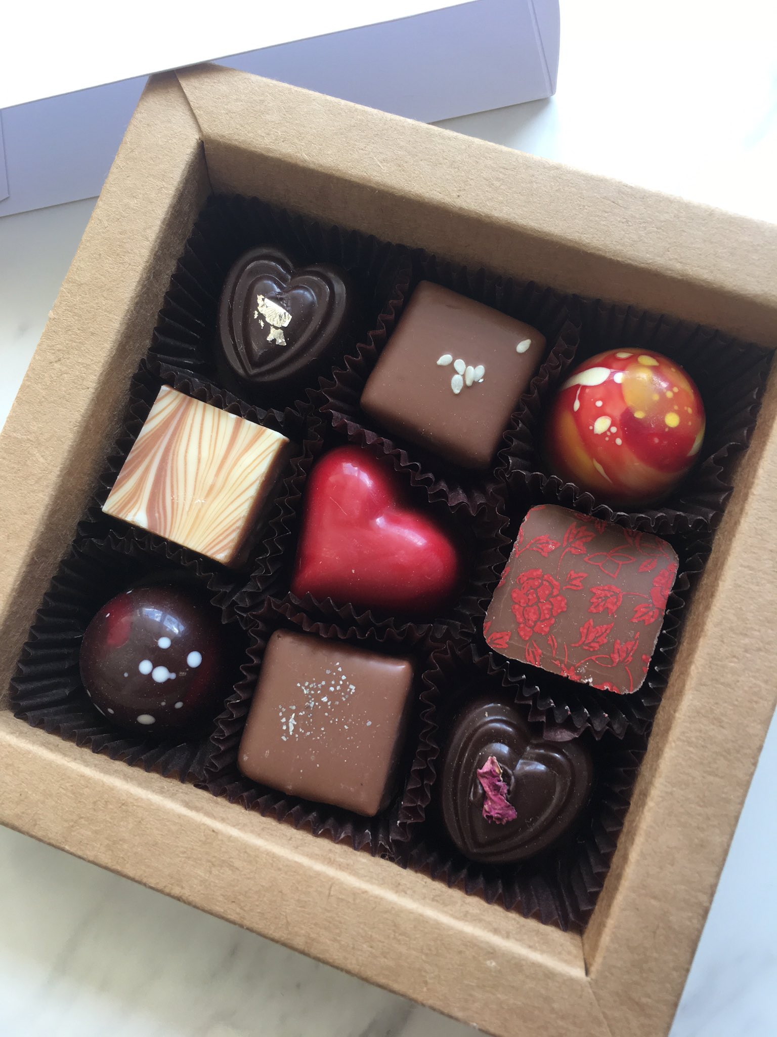 チョコレートくん ショコラトルアーティザンチョコレート ボンボンショコラ一粒一粒に高さがあるので 噛み込むたびにより美味しさが広がります ピーナッツバターのショコラは 絶妙な塩加減と最後に辛さがくる意外性 バルサミコ酢といちごのショコラ