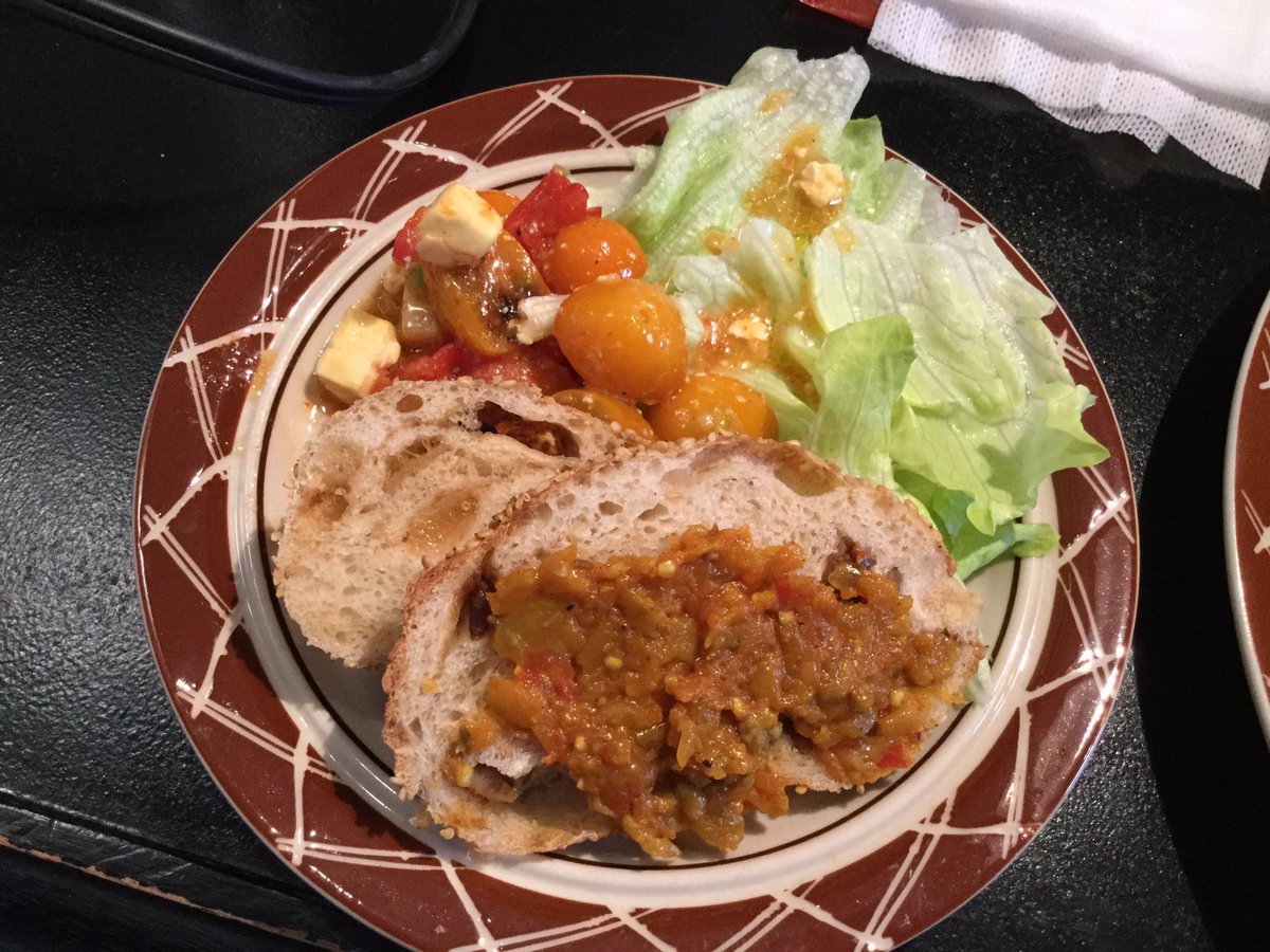 marcdebrg's tweet photo. カシミールカレーと麻辣キーマ。
カシミールは本家デリーよりマイルドでじんわりくる辛さ。
麻辣キーマはガツンと痺れる激しい辛さ。
サラダとパンが付きます。
パンはお店の方の手作り。

#シャオメイ
#andbreakfast
#カレー https://t.co/IZe04tTyyL