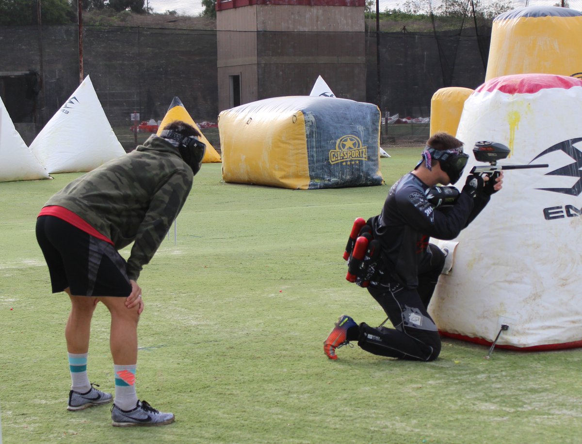 SocalBlaze's tweet photo. Collin getting in some one on one time with Kemp. #HeMustWorkOut

#pushpaintball #d3fysports #bunkerkings #virtuepaintball #builttowin #ruthlesspaintball #paintball #paintballer #paintballing #paintballers #paintballlife #paintballteam #fridayeve #thirstythursday https://t.co/7XvFzHdJ1f