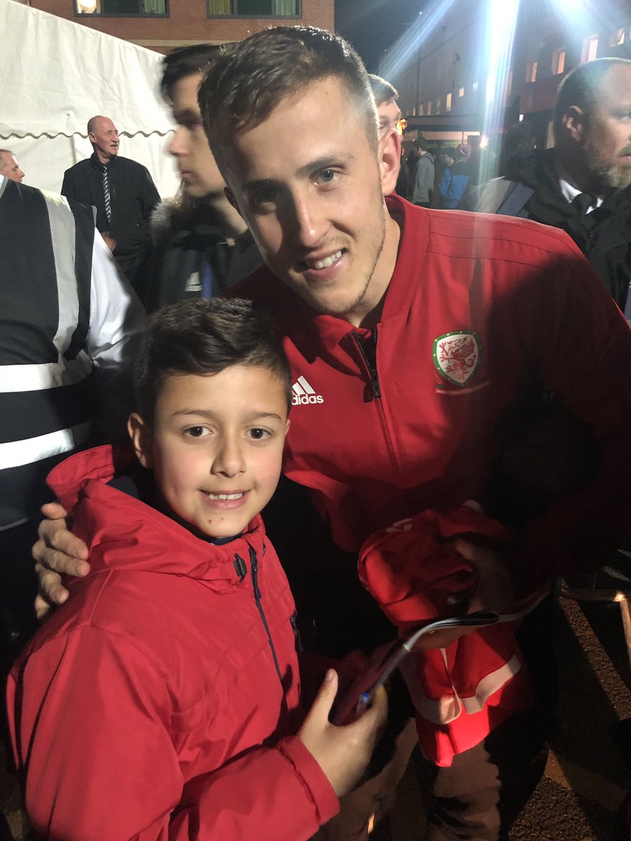 welshylou1's tweet photo. Jake so happy he got to meet Wales  players tonight! #WALTTO #cymru  #Wales #theredwall #wrexham https://t.co/jiVTdNdICd