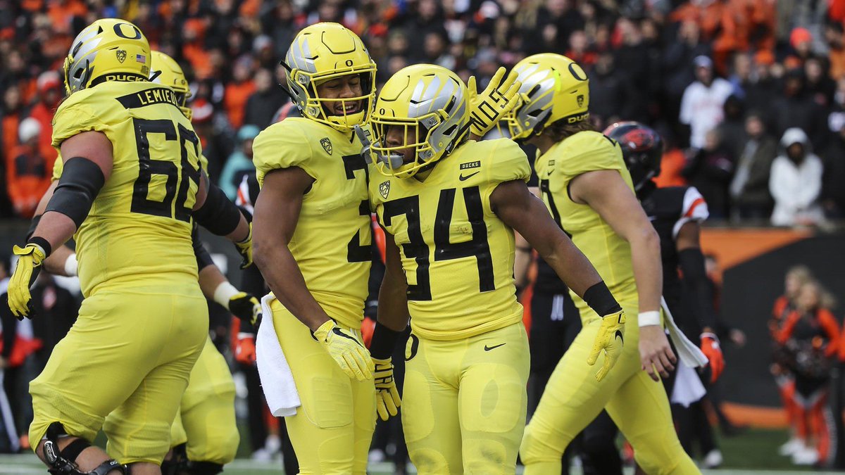 kooldademon's tweet photo. Blessed to receive an offer from the University of Oregon #GoDucks #DflOck 🦆💛 @CoachJsalavea https://t.co/UQooGICbcd