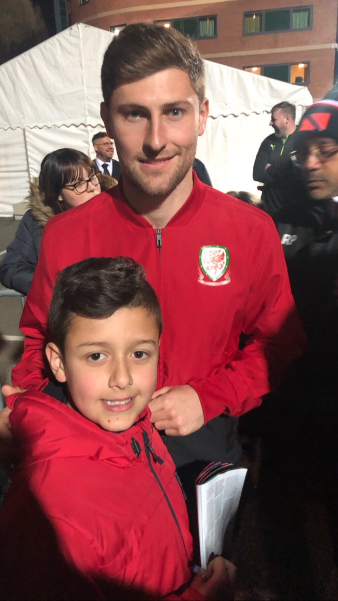 welshylou1's tweet photo. Jake so happy he got to meet Wales  players tonight! #WALTTO #cymru  #Wales #theredwall #wrexham https://t.co/QtFPWkDXiv