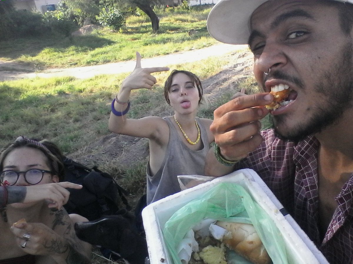 CharlyTejadaa's tweet photo. Comiendo poco, durmiendo mal, pero viviendo el mundo y punto! https://t.co/zmNpOZ1UXA