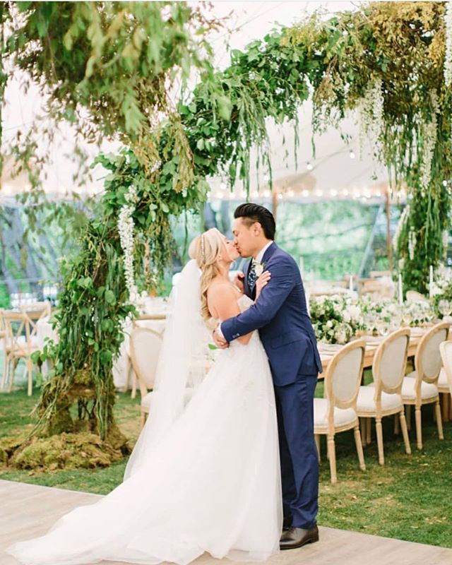 ZephyrTents's tweet photo. It’s officially spring and that means wedding season is upon us! We loved how @amyburkedesigns brought so much beauty inside our tent for this @meadowoodnapavalley wedding planned by @agoodaffair and captured by @ohhellomeg Stellar vendors: @theonicollec… https://t.co/0wUoFirwfw https://t.co/QPJSShUAwD