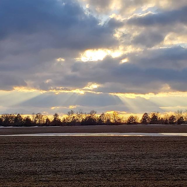 PlaggeVal's tweet photo. I just love it when the clouds and sun set up to where it looks like the heavens are peeking through. 
#FirstDayOfSpring #Lent #HeavenOnEarth #ThisIsIowa #IA365 #iowaviews #midwestmoment https://t.co/4Y2H7RD7JL https://t.co/Av9AF2g56j