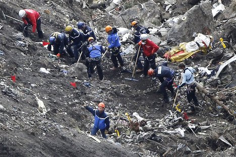 worldnewsdotcom's tweet photo. Fake #pathologist for #Germanwings crash victims on trial in #Netherlands

#PeterB #Utrecht #DrBones #KenyonInternationalEmergencyServices

https://t.co/jfXe1LufiI https://t.co/cm43DQCDje
