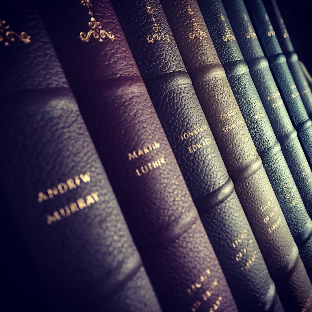ManchegoMusic's tweet photo. Acabo de recibir esta joya que muy pronto estará en español. Legacy of Faith Library - from @BHEspanol @BHpub #andrewmurray #spurgeon #martinluther #jonathanedwards #johnwesley #Agustine #gkchesterton #johnbunyan .
.
.
#bookcollection #bookcollector #learherbookmarks https://t.co/3XavIruaDu