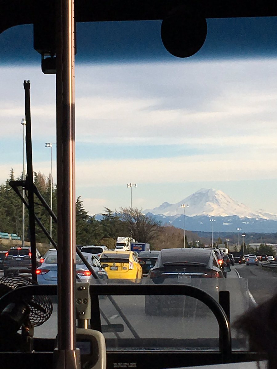 lilkaraokediva's tweet photo. I guess if SB I5 is slow, the view makes up for it :) #MtRainier @kcmetrobus #busview #iphoneSE #iphonephotography, #unfiltered https://t.co/spZLVr7i5B