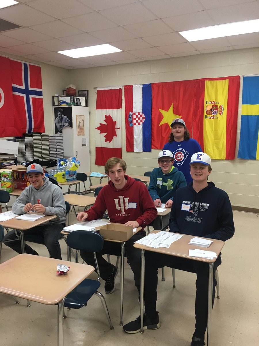 EdwardsburgPSF's tweet photo. Baseball team making calls #phoneathon #edwardsburg https://t.co/1ym3NF442j
