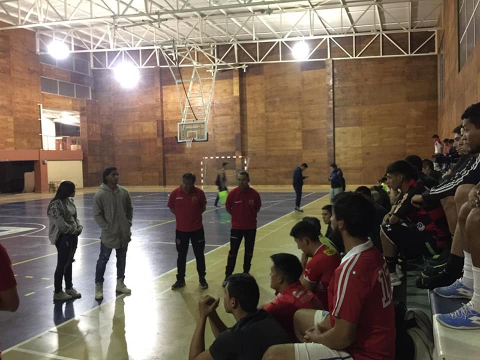 Rangersdetalca_'s tweet photo. Arenga para el Futsal Masculino. Boris González, Gte. General y los jugadores @nicoperic , @PavezChristian  y @SVillegasjara acompañaron a nuestros rojinegros del Futsal en la previa del debut ante Deportes La Serena, por el torneo de la @ANFPChile  #SoyDeTalcaSoyDeRangers https://t.co/EaNvICxI4Q