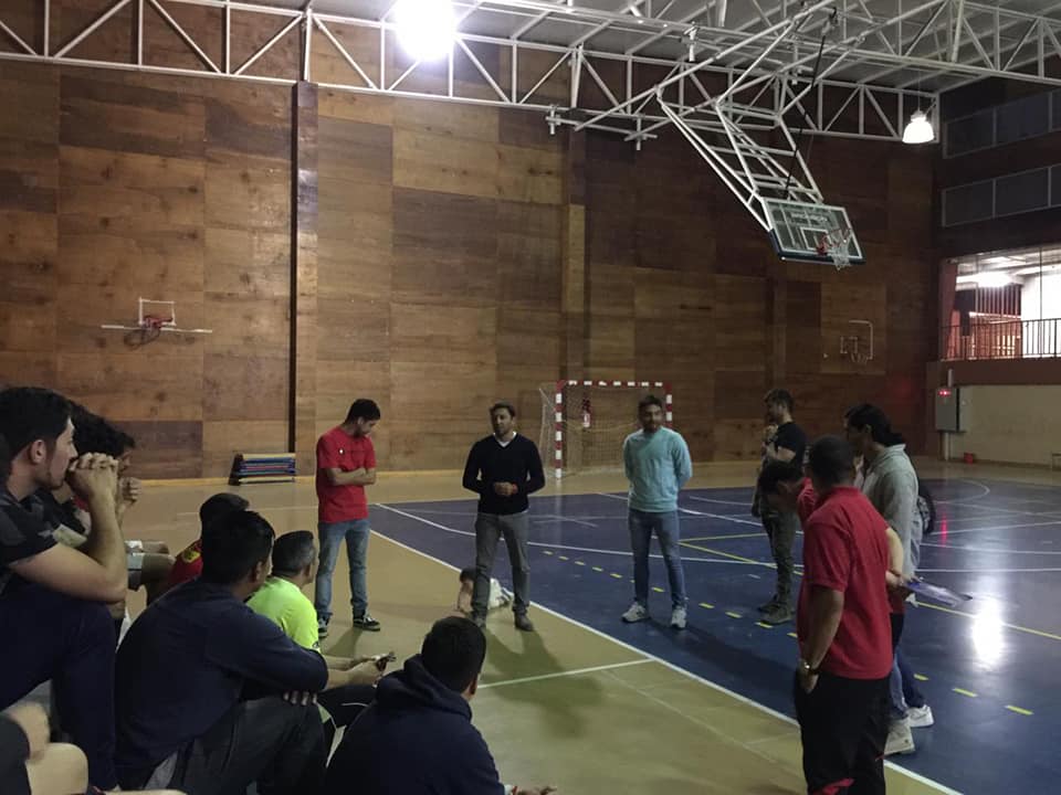 Rangersdetalca_'s tweet photo. Arenga para el Futsal Masculino. Boris González, Gte. General y los jugadores @nicoperic , @PavezChristian  y @SVillegasjara acompañaron a nuestros rojinegros del Futsal en la previa del debut ante Deportes La Serena, por el torneo de la @ANFPChile  #SoyDeTalcaSoyDeRangers https://t.co/EaNvICxI4Q