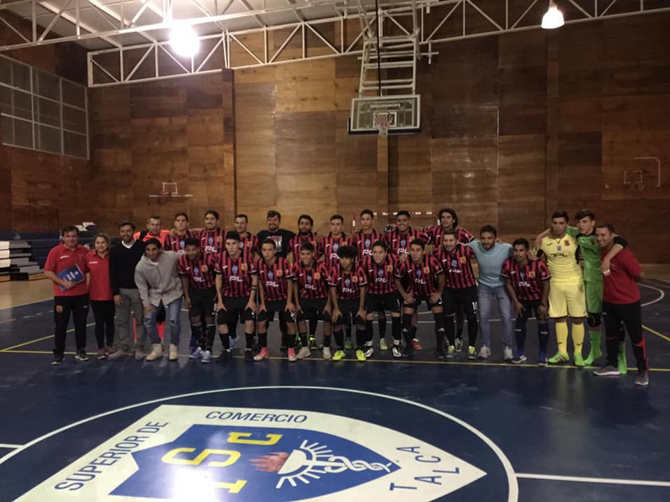 Rangersdetalca_'s tweet photo. Arenga para el Futsal Masculino. Boris González, Gte. General y los jugadores @nicoperic , @PavezChristian  y @SVillegasjara acompañaron a nuestros rojinegros del Futsal en la previa del debut ante Deportes La Serena, por el torneo de la @ANFPChile  #SoyDeTalcaSoyDeRangers https://t.co/EaNvICxI4Q