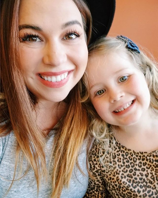 AnzanasTreasure's tweet photo. I am on the hunt for a tan/lighter colored wide brimmed hat. I prefer a hat that offers different sizes, as apparently I have a large noggin! 😂 Where do you suggest I check out? I usually buy from @brixtonwomens but I want to hear your faves ❤️ https://t.co/9hmJHTFPRJ https://t.co/IuehJtG42z