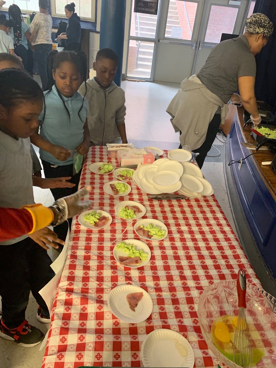 BES2012LLC's tweet photo. Our very own Read Across America Month is still going strong as our afterschool staff hosted a Dr. Seuss Night for our Afterschool students. ⁦@afterschool4all⁩ ⁦@dcpublicschools⁩ ⁦@EnrollDCPS⁩ ⁦@ward8edcouncil⁩ ⁦@GarfieldServes⁩ #ReadAcrossAmerica https://t.co/WS1SVilWfN