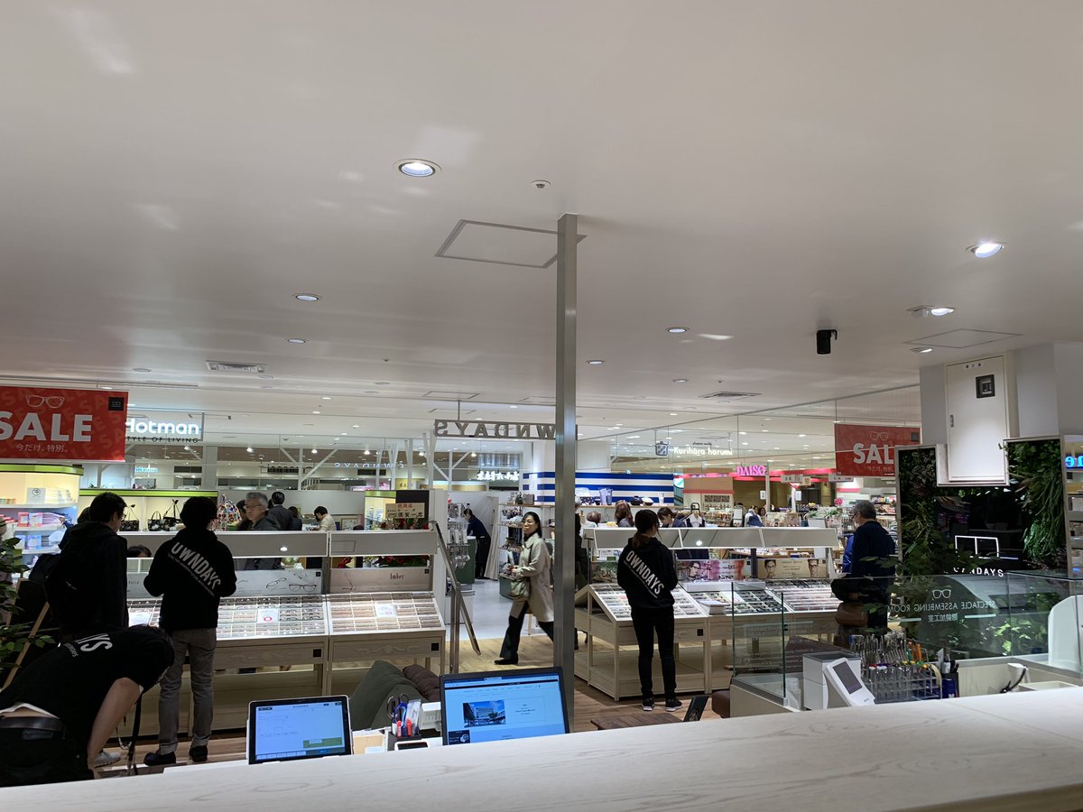 Tanesora's tweet photo. #オンデーズ湘南ゲート店
本日オープンいたしました！！
今回はオープン企画でメガネを買っていただいた方に(7980円以上ですが)オリジナルトートバックプレゼントしてます！
数量限定です！！是非お店に！！
あと西野さんからのお花ありがとうございます！

#OWNDAYS
#湘南地区
#西野亮廣 https://t.co/JNnGSe8ByJ