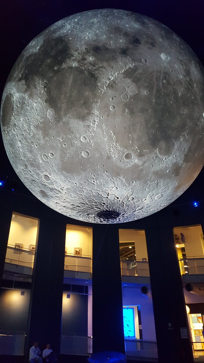 ColleenFNZ's tweet photo. Fantastic view of the moon @questacon https://t.co/qsg74FxPq4