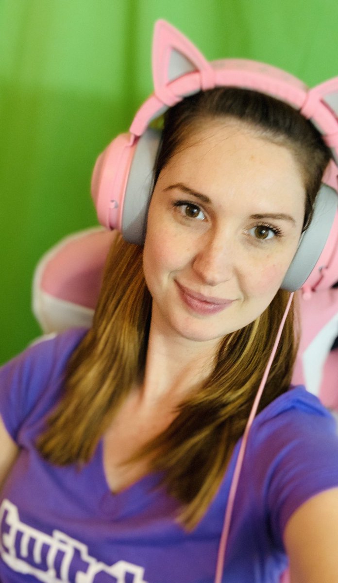 Aroura_Lily's tweet photo. Going live on #iSkyify in one of my new Twitch shirts! Time to get crafty... what are you doing tonight? #WorkItWednesday #prettyinpink #gamergirl #pcgamer #iskyifystreamteam #WifeySquad #kittykraken #Minecraft #SupportAllStreamers https://t.co/5SFbGDoGnp
