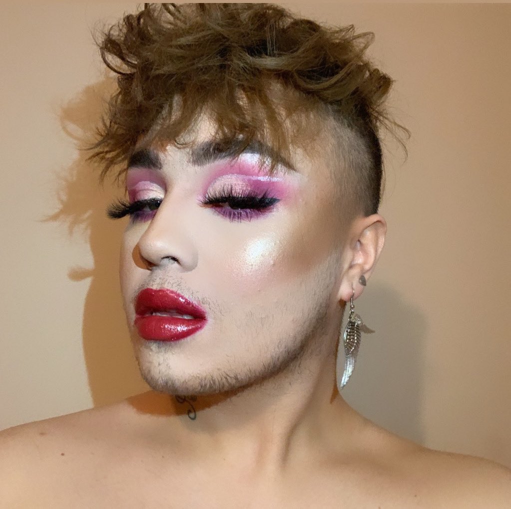REDKWEEN_AJ's tweet photo. So I started a new Twitter my old one is @Patch11117 so yeah ... have some lewks ... also who likes the weave ??? #boy #girl #boysinmakeup https://t.co/FCFupmiUra