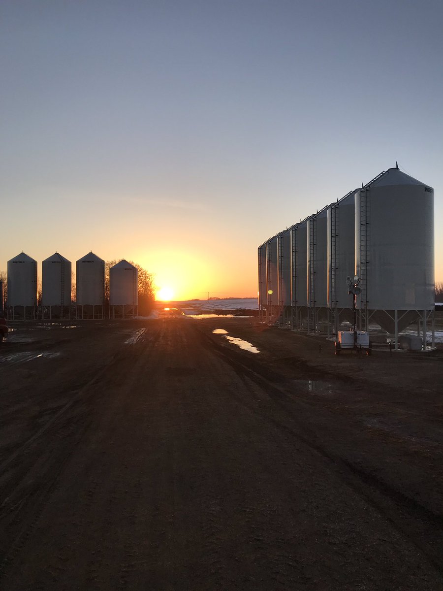 sunsetroadseeds's tweet photo. Another spectacular sunset we get to enjoy down our driveway #sasksunsets #plant19comingsoon #howwegotourname https://t.co/g6pbK9XtmG