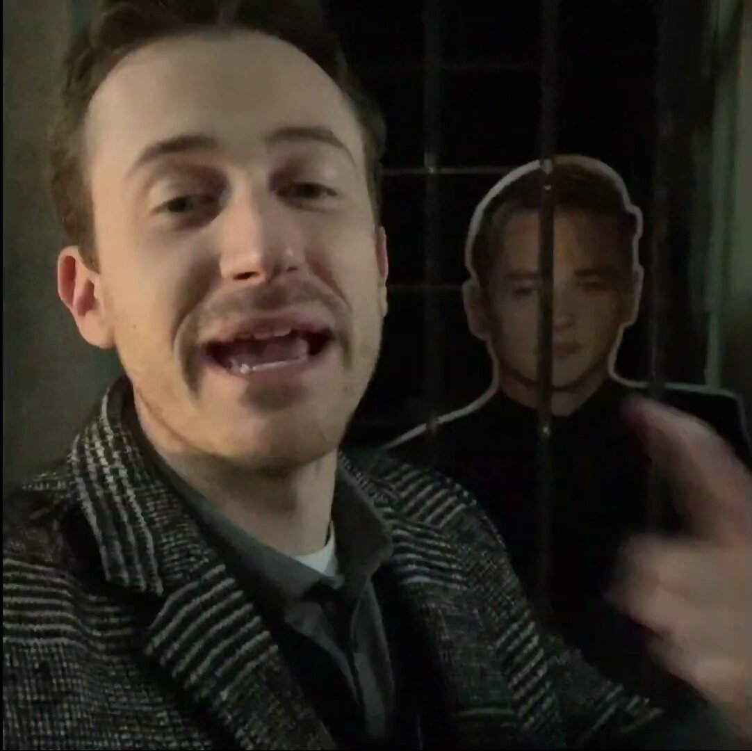 r8QfOeFdGUkx5oQ's tweet photo. ジョーさんYouTube作品第3弾「Ben in jail(刑務所(！)のベン)」😲😲😲来日してた時に何かのネタ😁に使えると思って撮ったのかな？グウィリムさんも特別出演😁カードボードベンを動かしてたの誰か気になる😁 #JoeMazzello #GwilymLee #BenHardy #CardboardBen 

https://t.co/sdcC3AgDgo https://t.co/K55rG5KE7v