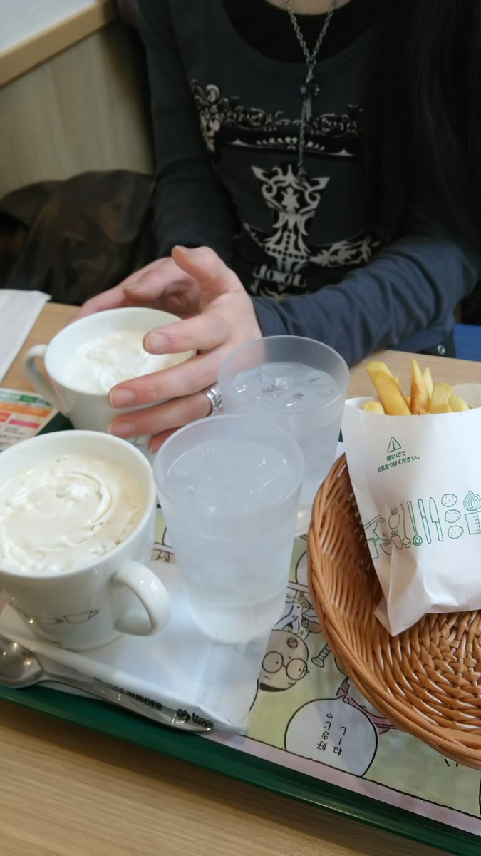 akarin_go_1022's tweet photo. イベント🎪スタートまで
モスバーガーで一息☕🍟😊

#smileforJAPAN https://t.co/BHn9Sv8zKX