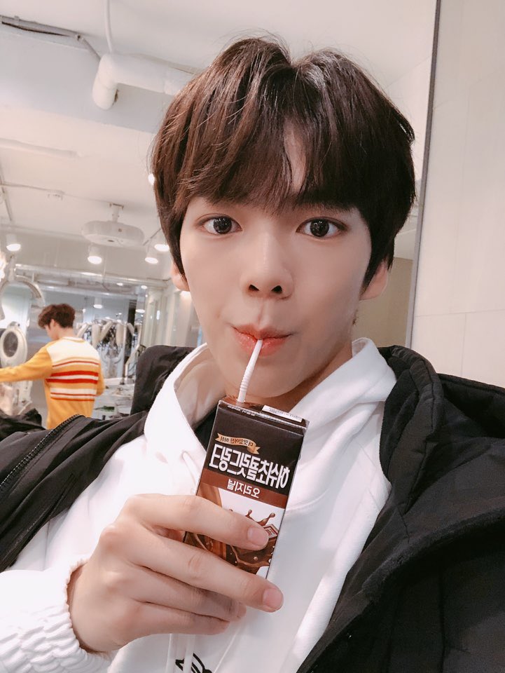veriverybrasil's tweet photo. [#TWT | 20.03.19] Atualização no Twitter @by_verivery 

[#Minchan]
Leite é definitivamente leite com chocolate heh O que vocês estão fazendo!!
#Delisioso #Chocolate #EssaFoto #ÉumaFotoAntiga #QuandoFoiIsso?... #VERIVERY https://t.co/KPaMVZNpPX