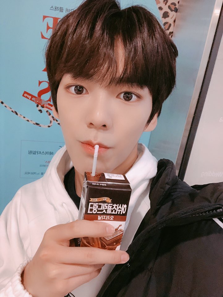veriverybrasil's tweet photo. [#TWT | 20.03.19] Atualização no Twitter @by_verivery 

[#Minchan]
Leite é definitivamente leite com chocolate heh O que vocês estão fazendo!!
#Delisioso #Chocolate #EssaFoto #ÉumaFotoAntiga #QuandoFoiIsso?... #VERIVERY https://t.co/KPaMVZNpPX
