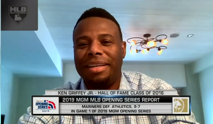 MLBNetwork's tweet photo. The Kid joins #MLBTonight right now!

RETWEET for your chance at a replica Ken Griffey Jr. @sluggernation bat! Rules: https://t.co/BGpsZnMU0r https://t.co/GhiUPi0AuO