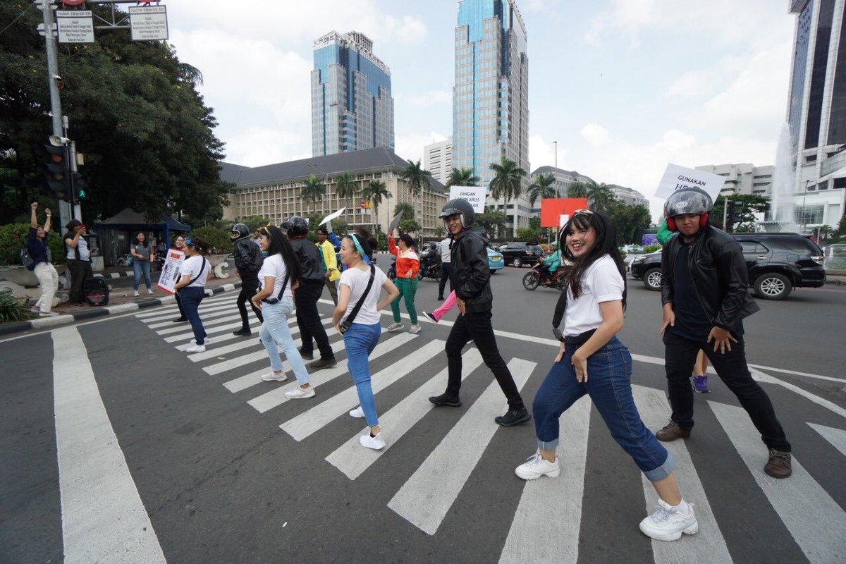 rizkaseptiana's tweet photo. Aksi sosialisasi kampanye #selamatdijalan kolaborasi @DishubDKI_JKT dgn mahasiswa/i @LSPRJAKARTA kemarin.. konsep acara ini diinisiasi oleh tiga mahasiswi PAC Batch 19 sbg tugas akhir (non-thesis) mereka.. bangga!! ♥️ #mixmarcommunity @mixmarcomm https://t.co/WXvzPNqZ7h