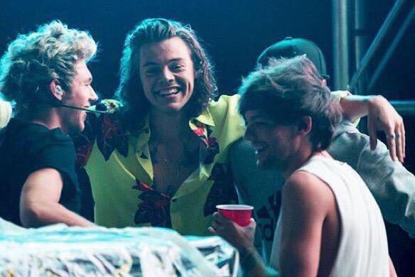 istanlegendsxx's tweet photo. It has been 4 years since these photos captured backstage, look how happy they are and enjoying the show during #OTRATMNL 🧡❤💚💙 we miss you boyz!! https://t.co/CuozGm7cmW