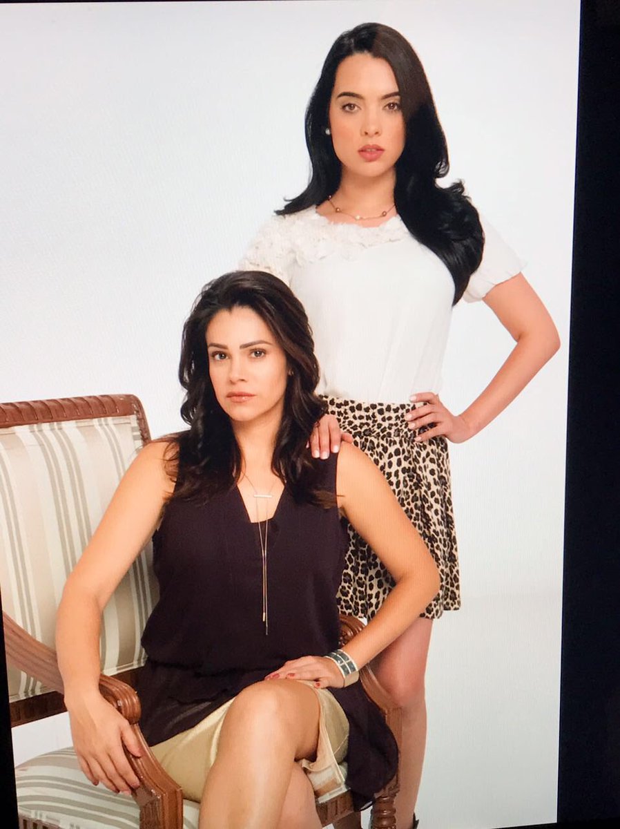 LuzElenaGlez's tweet photo. ¿Que les ha parecido #SinTuMirada en su semana de estreno por #UnivisionNOW ? ♥️ un maravilloso proyecto de mi querido @Nachosada 🙌🏻 fue un placer darle vida a Susana junto a @ScarletGruber mi brujita 🥰♥️ https://t.co/aZ5BToRrYz