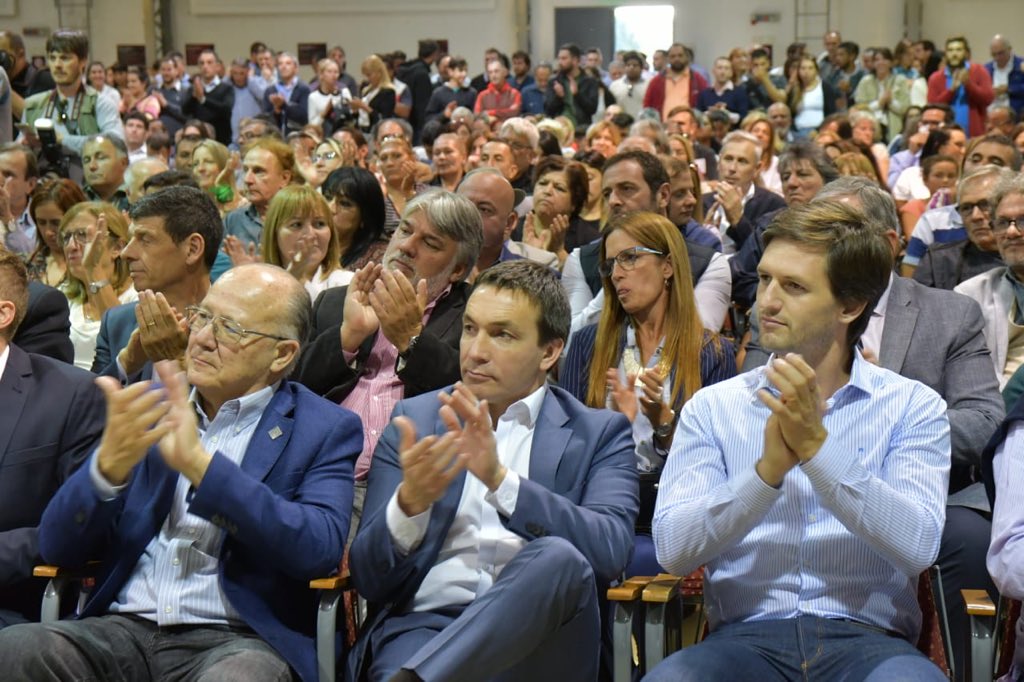 Andreswatsonok's tweet photo. Hoy participé en el Seminario Provincia y Municipios: situación actual, desafios y vision de futuro, donde se abordaron temáticas como justicia, reforma municipal, políticas de género y salud, economía social, entre otras. #GobiernosLocalesLanús https://t.co/g1dWRAZbfU