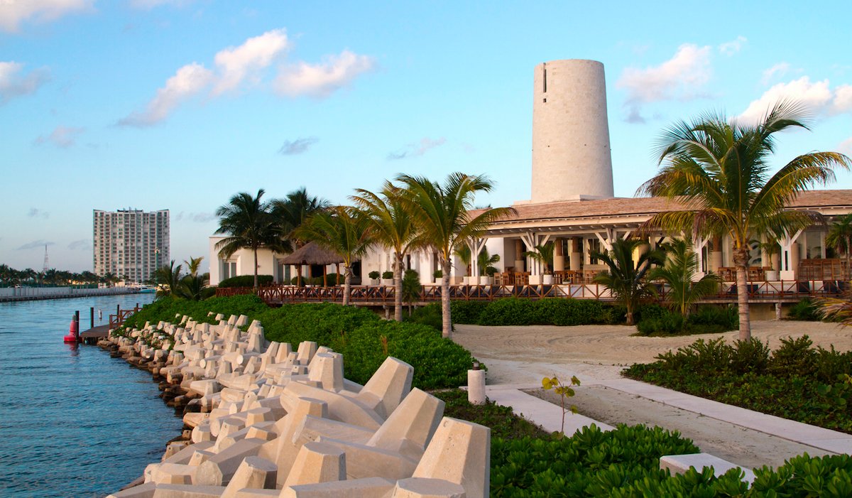 ¡Bienvenidos a Club de Playa Norte!

Un sofisticado refugio para los residentes de #LosCanales que ofrece la posibilidad de ejercitarse con un entrenador personal, relajarse junto a la alberca, disfrutar de los jacuzzis o un restaurante gourmet con vistas al Mar Caribe.