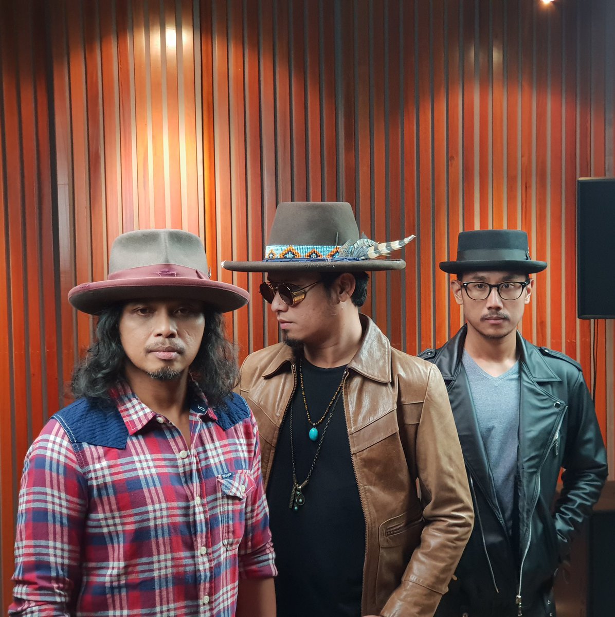 bbi_daily's tweet photo. Gugun Blues Shelter  siap merilis album baru mereka dengan kemasan istimewa dalam jumlah terbatas lewat @belialbumfisik. Album berjudul ‘GBS Fest’ menjadi album ke-10 dalam 15 tahun karir meraka. Berisi 8 lagu dengan menjadikan “Jangan” sebagai single pertama. #BillboardID https://t.co/MBasLGOGoN