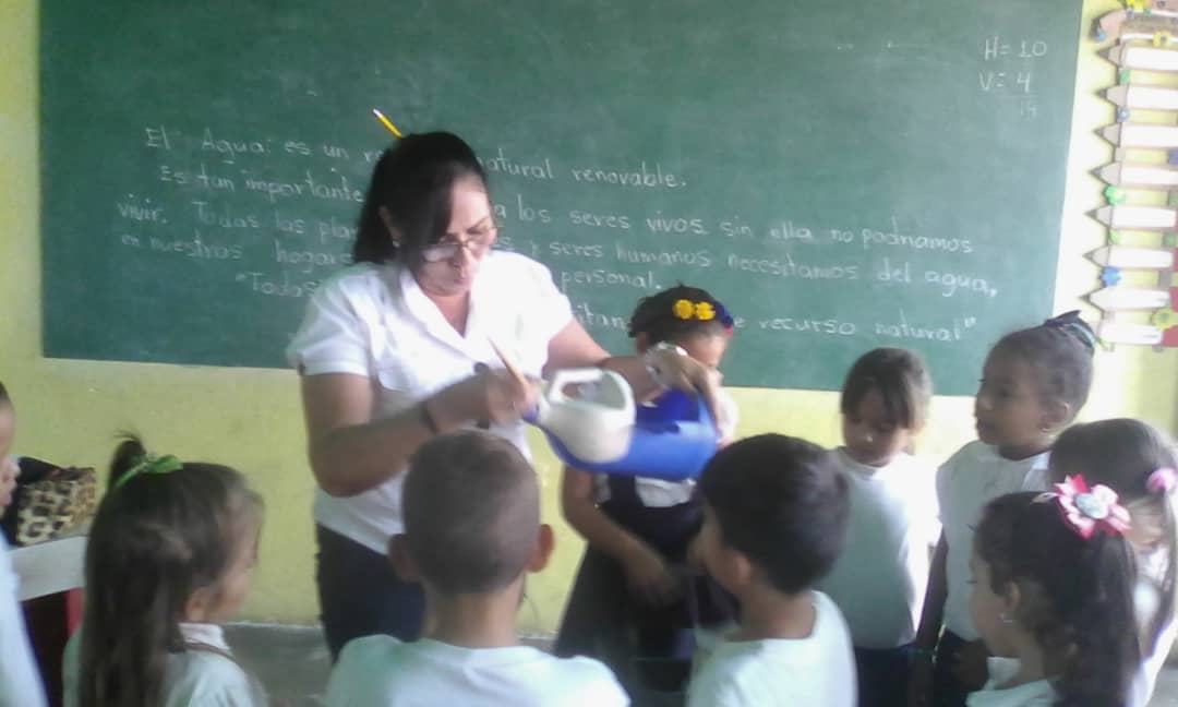 notieducatetru's tweet photo. Estudiantes de la U.E"  Generalísimo Francisco de Miranda " del Municipio Carvajal transforman envase plásticos en  alternativa para  la siembra👍🏼👨‍🌾 #PTMSEnMarcha @NicolasMaduro @psuvaristobulo  @RangelSilva4F @MPPEDUCACION @GobTrujillo 
@GrimanLaidely https://t.co/VfHnTTOI2E