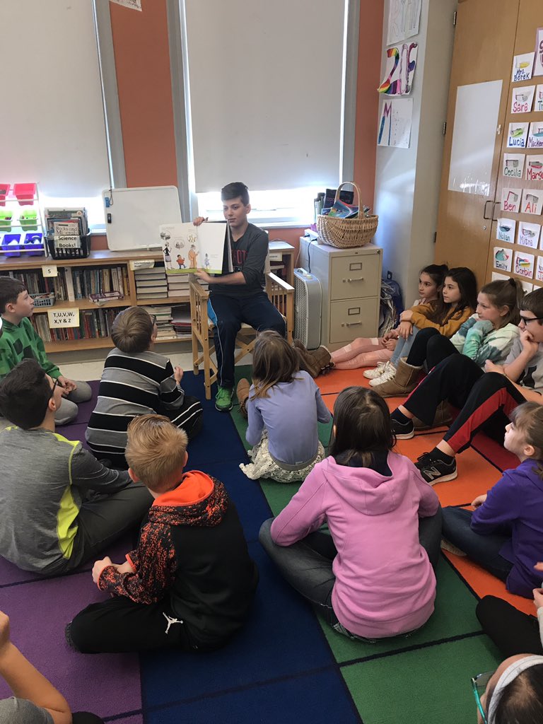 TinaBorek's tweet image. March Madness with books!  Students reading to their peers! 👍@TheBatchBulldog @BatchLibrary @BatchParent