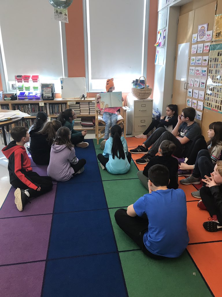 TinaBorek's tweet image. March Madness with books!  Students reading to their peers! 👍@TheBatchBulldog @BatchLibrary @BatchParent