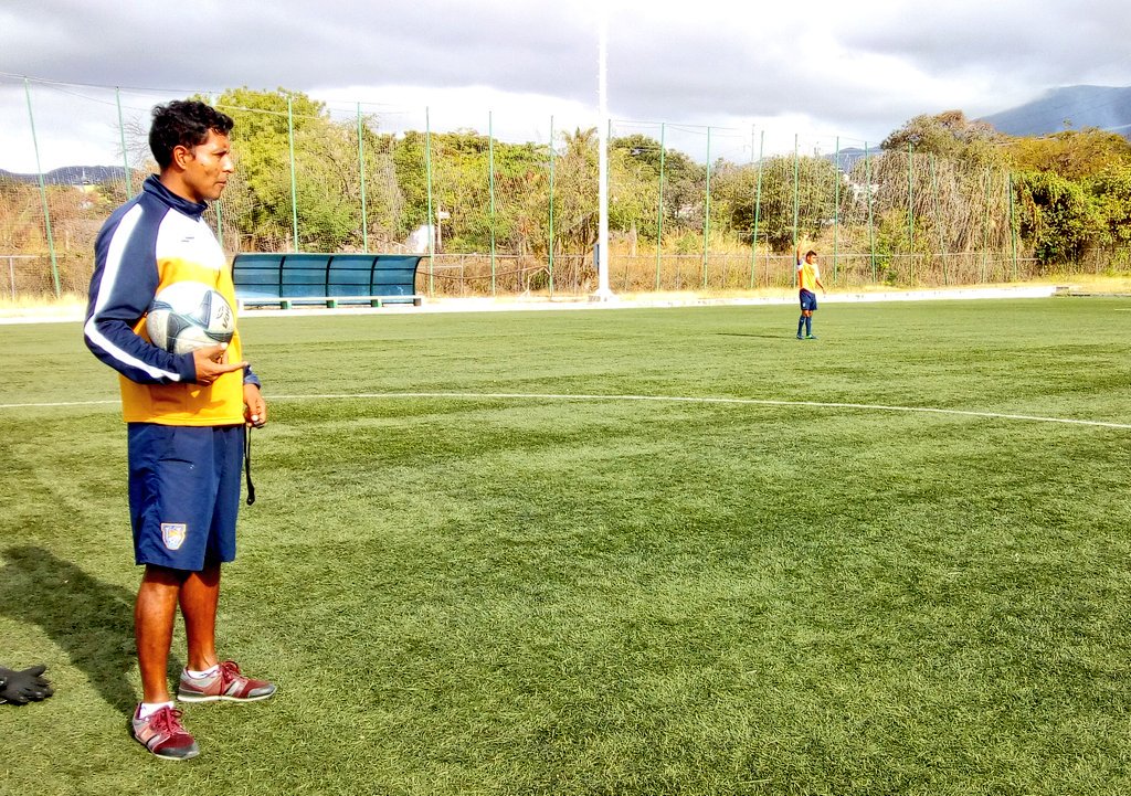 OCELOTES_UNACH's tweet photo. #EntrenamientoFelino de este miércoles. #MisOcelotes preparan el partido de la fecha 26 ante #Cañoneros ⚽👊🐆 https://t.co/qMUt1C3vj4
