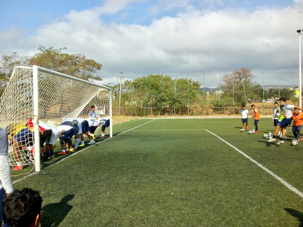 OCELOTES_UNACH's tweet photo. #EntrenamientoFelino de este miércoles. #MisOcelotes preparan el partido de la fecha 26 ante #Cañoneros ⚽👊🐆 https://t.co/XwY2yQsoWO