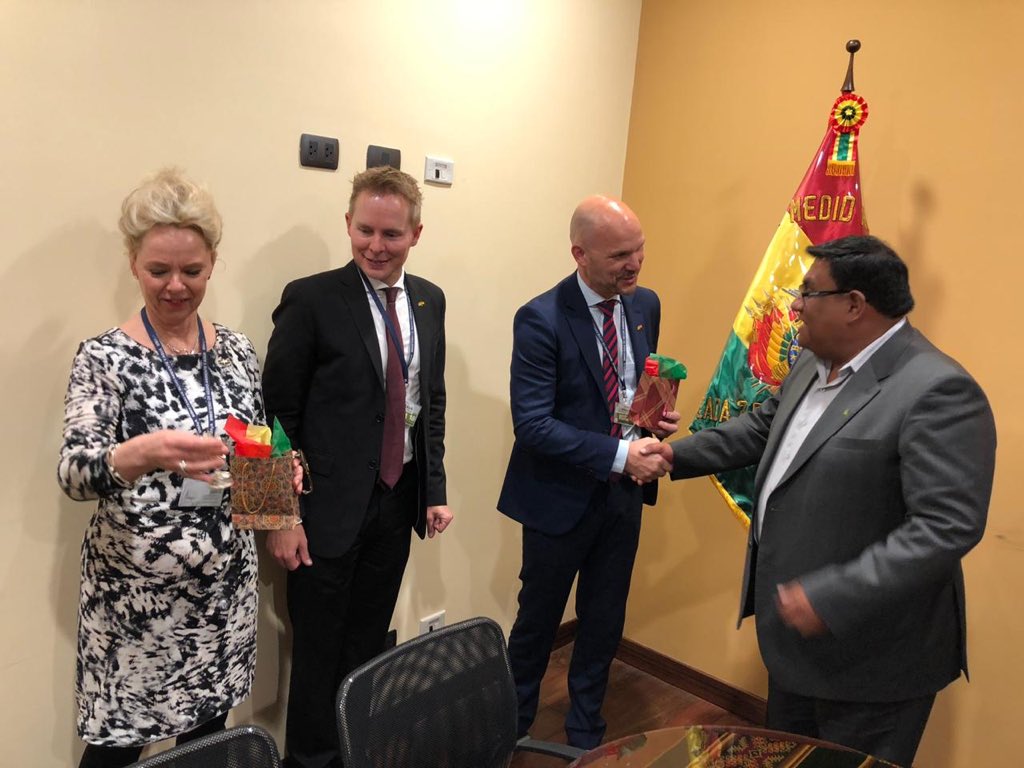 SueciaEnBolivia's tweet photo. Hoy el Min Ortuño recibió al Embajador @TommyStromberg, Jefa del departamento de Americas de la Cancillería Sueca @KarinHöglund, al Encargado de Negocios @PontusRosenberg y Jefa de Cooperación @CWennerholm. Ractificando el compromiso de trabajo conjunto 🇸🇪🇧🇴#SueciaSocioSostenible https://t.co/yGaEmaunMY