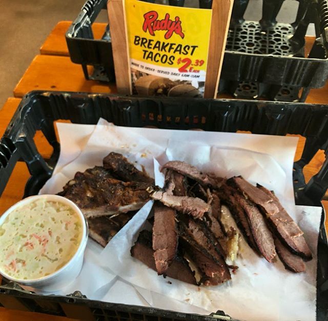 Good Texas BBQ. No, I did not come close to finishing it all. .
.
.
#eyesbiggerthanbelly #brisket #smokedbrisket #texas #texasbbq #rudys #food #Wednesday #wednesdaynight #businesstrip #agencylife #marketing #teamdinner #dinner #leftovers #dentontx #grub … ift.tt/2TXdKjg