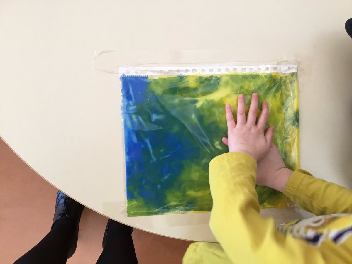 porte_sabrina's tweet photo. Après avoir découvert les couleurs primaires, on découvre les mélanges sans se salir les doigts ☺️🎨! https://t.co/gkKPG0wRUw