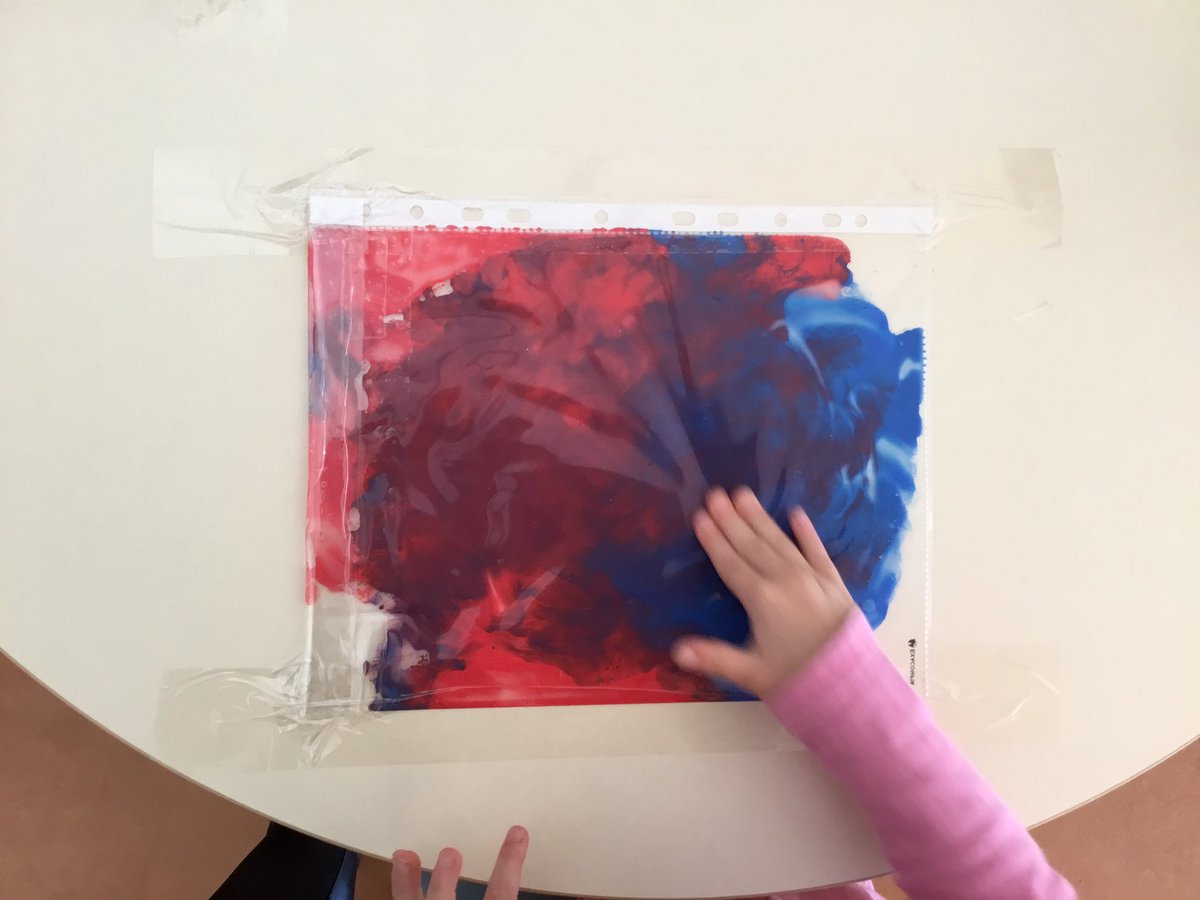 porte_sabrina's tweet photo. Après avoir découvert les couleurs primaires, on découvre les mélanges sans se salir les doigts ☺️🎨! https://t.co/gkKPG0wRUw