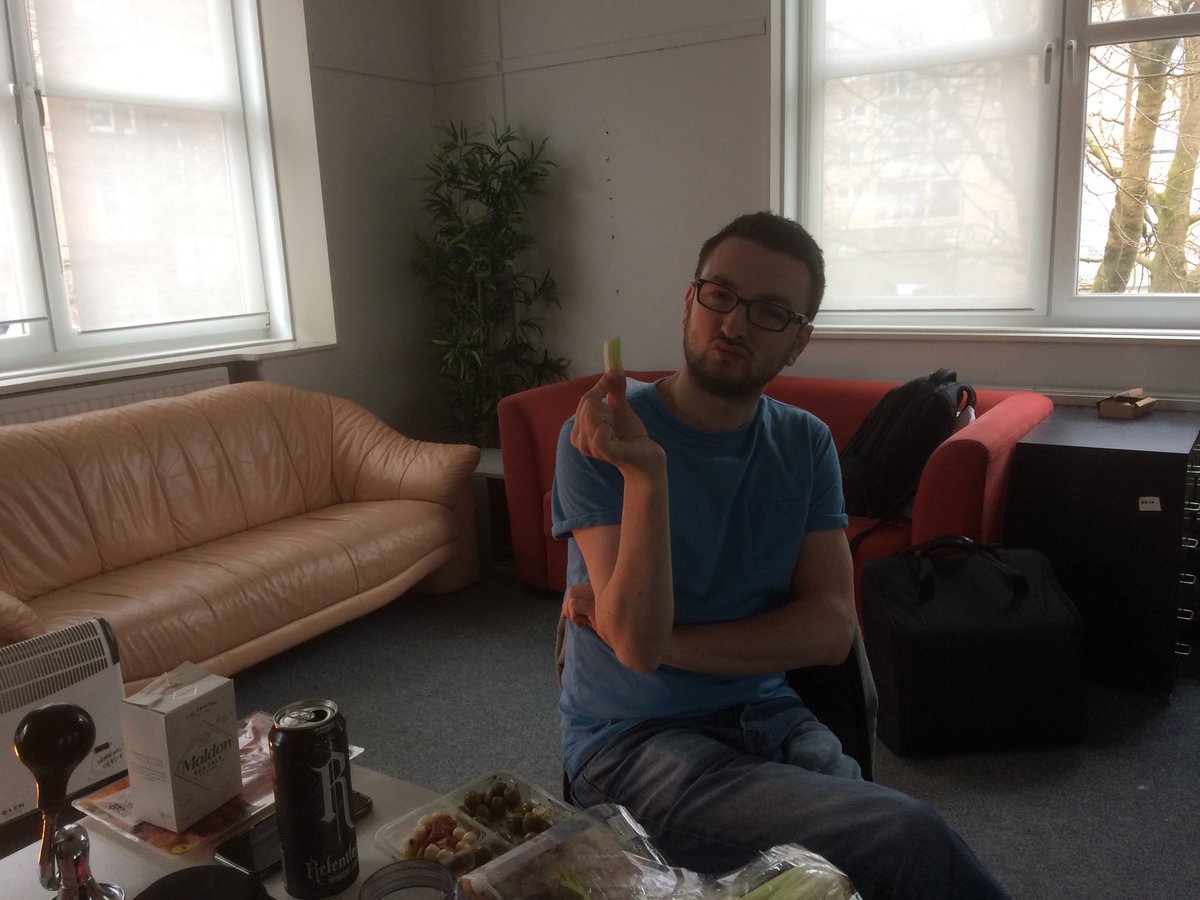 weemo67's tweet image. ⁦@bridobaggins⁩ and his celery stick! It’s certainly changed days from when I started out! #oldendays Having so much fun with this talented team ⁦@Stuart_Hepburn⁩ and Dave Anderson ⁦@PlayPiePint⁩ ⁦@traversetheatre⁩ Beacon Arts Greenock #chicmurray ⁦