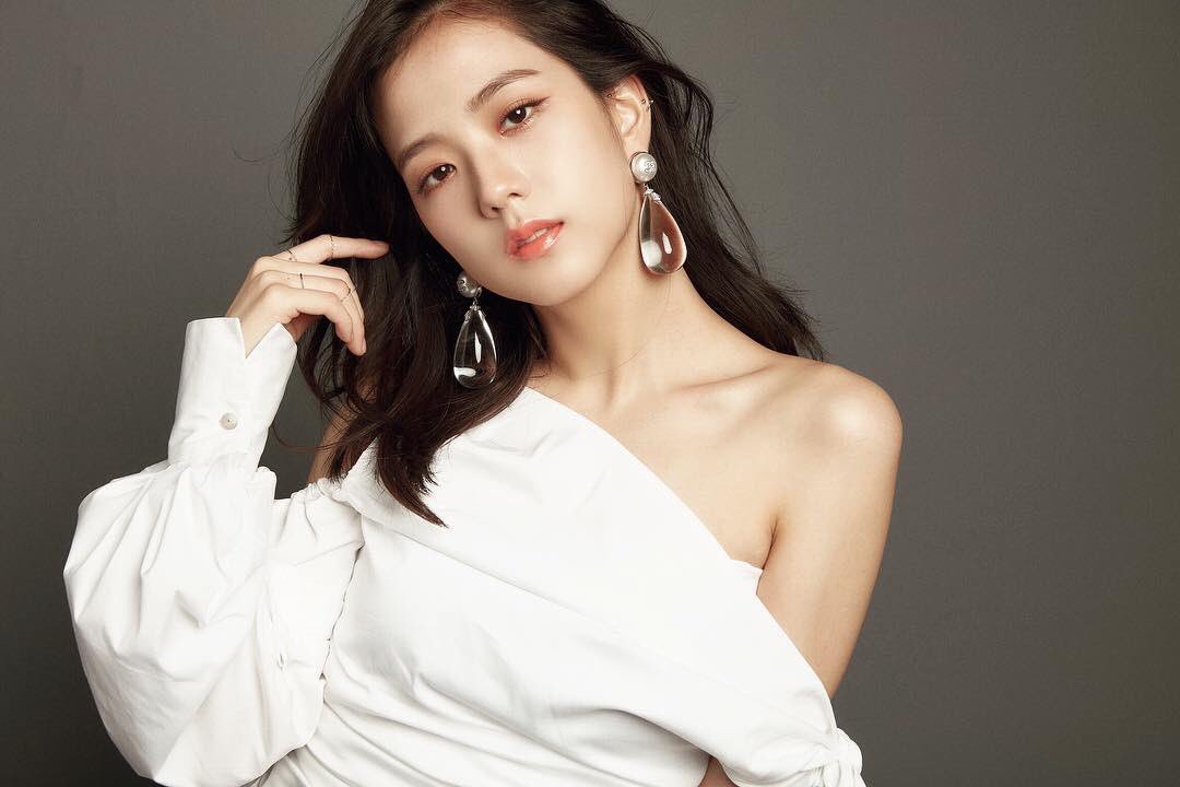IntelBLACKPINK's tweet photo. Describe JISOO in 1 word blink’s and add #KCA #VoteBLACKPINK @ygofficialblink in your replies. https://t.co/N6SNpSK06S